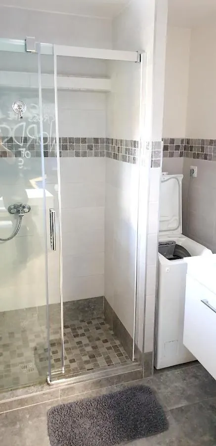 2 Bedrooms House With Enclosed Garden And Wifi At Slezska Ostrava